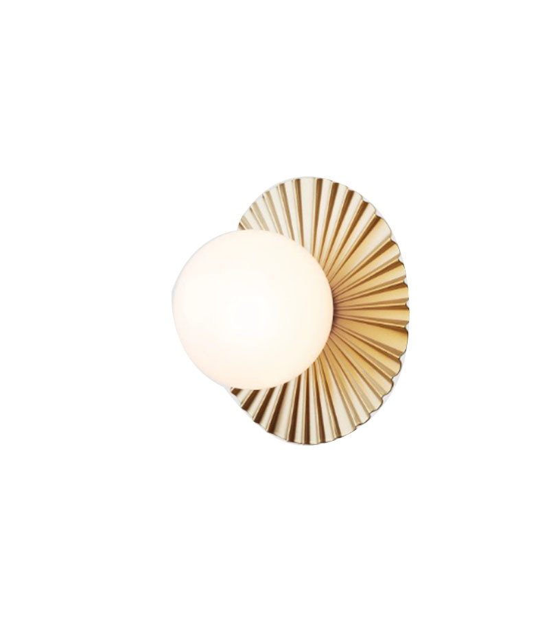 Applique Liila Muuse en métal ornée de vagues asymétriques en verre Opal blanc au design contemporain par Sofie Refer x Nuura