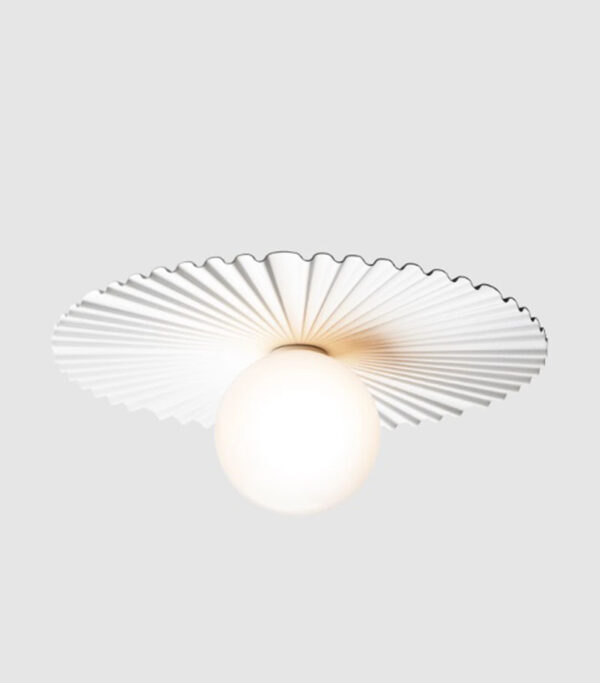 Applique Liila Muuse en métal ornée de vagues asymétriques en verre Opal blanc au design contemporain par Sofie Refer x Nuura