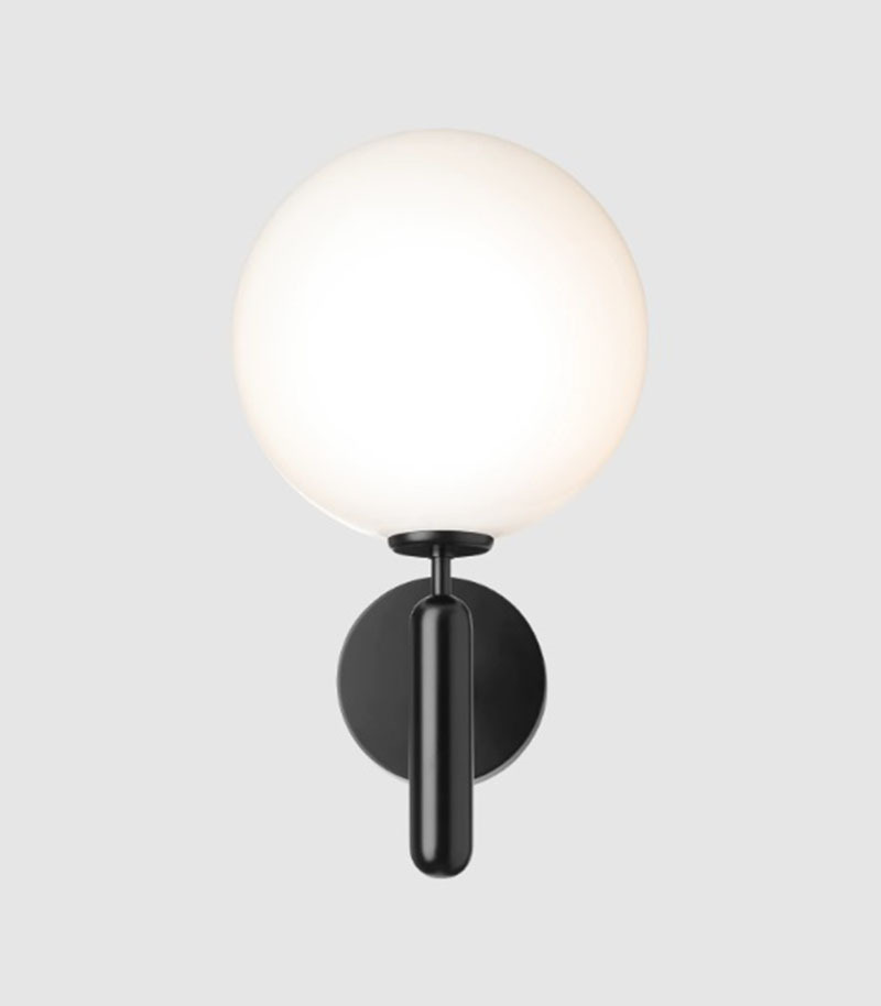 Applique extérieure Miira base en métal avec abat-jour en verre Opal blanc au design contemporain par Sofie Refer x Nuura