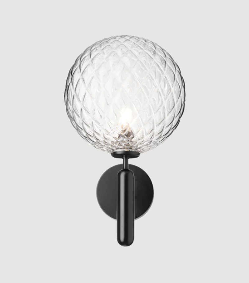 Applique extérieure Miira base en métal avec abat-jour en verre Optic Clear au design contemporain par Sofie Refer x Nuura
