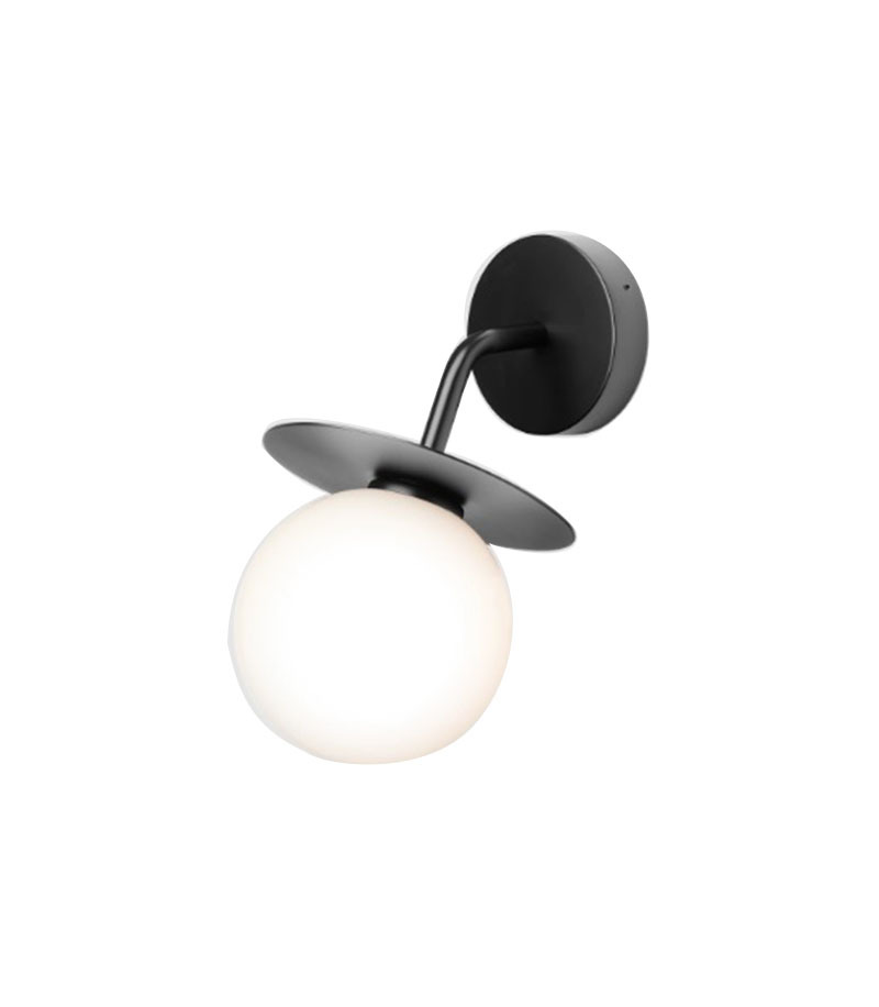 Applique extérieure Liila base en métal avec abat-jour en verre Opal blanc au design contemporain par Sofie Refer x Nuura