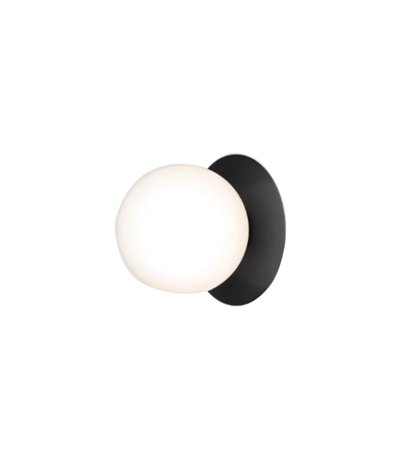 Applique extérieure Liila 1 base en métal avec abat-jour en verre Opal blanc au design contemporain par Sofie Refer x Nuura