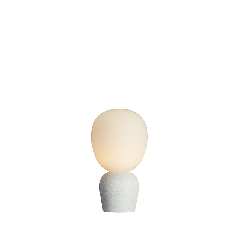 Lampe à poser Buddy en métal coquillage avec abat-jour en verre opale au design contemporain par Joakim Fihn x Belid