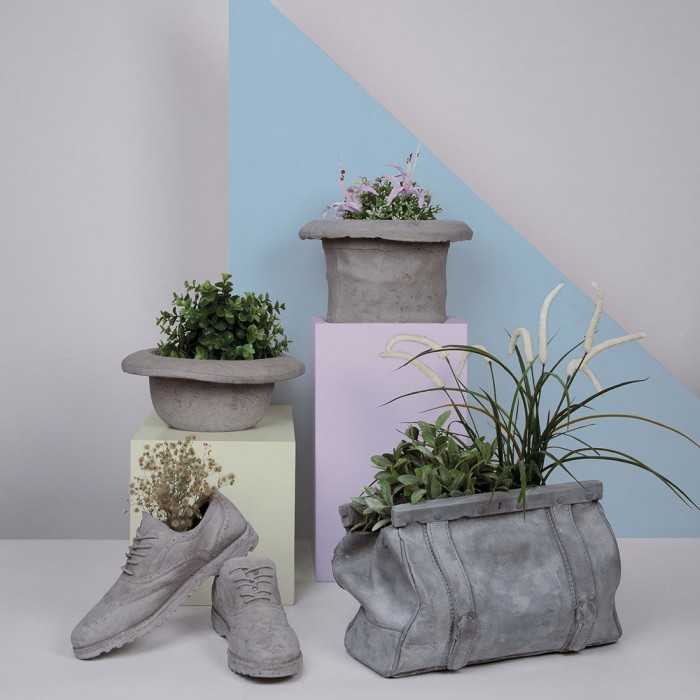 Vase en béton design en forme de chaussure par Seletti