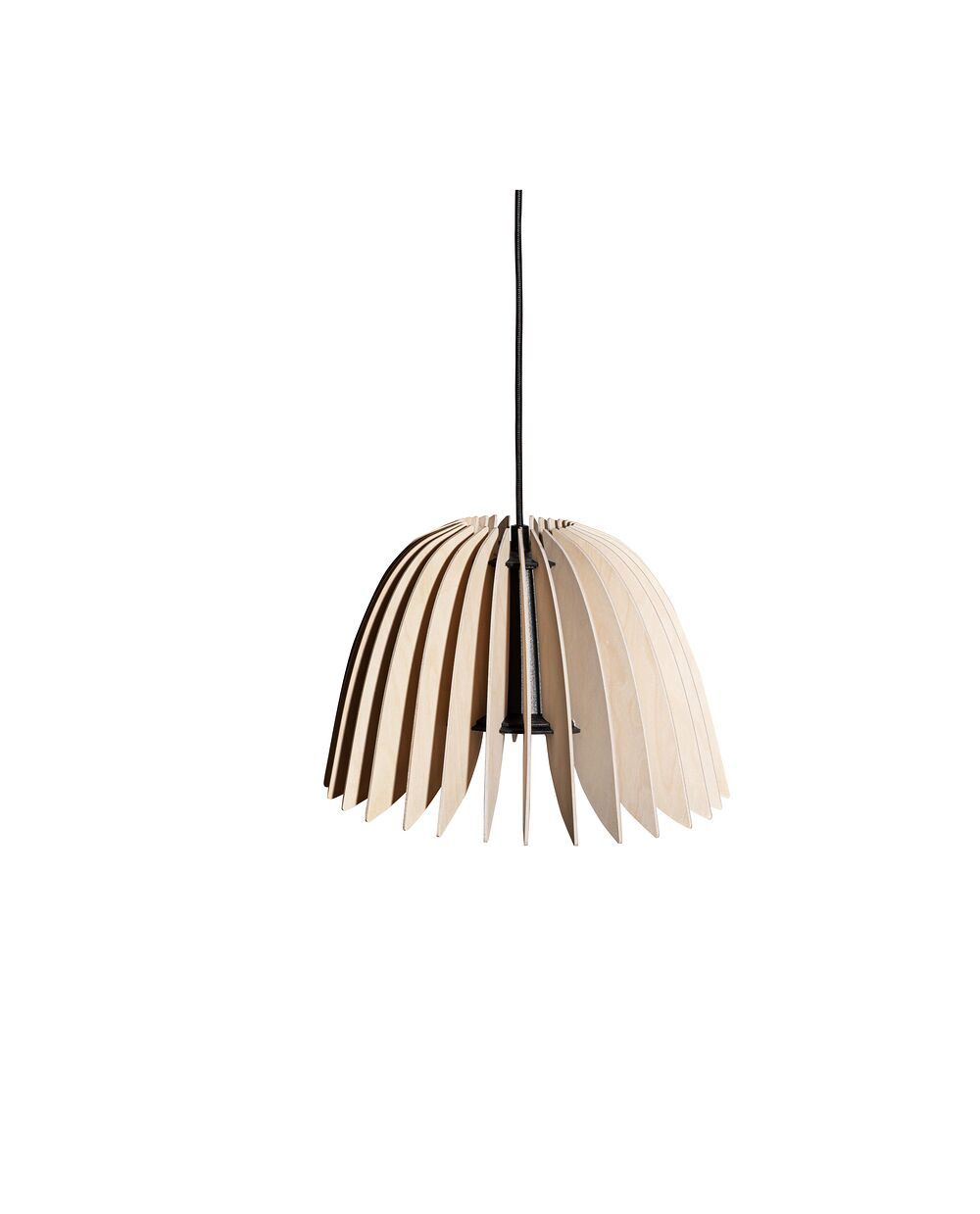 Suspension Verna avec base en métal et abat-jour en contreplaqué de bouleau au design contemporain par Pilke Lights