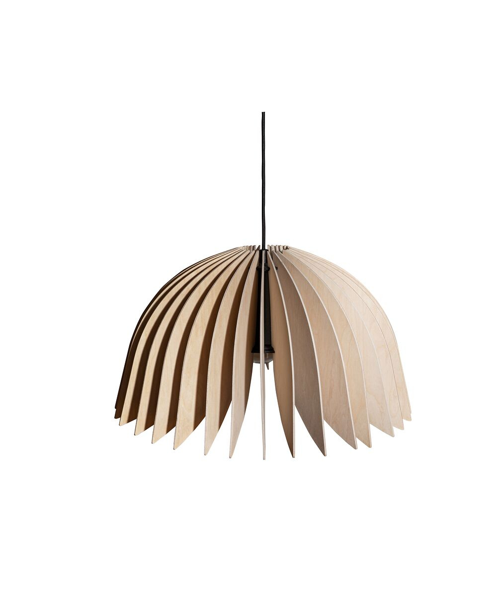 Suspension Verna avec base en métal et abat-jour en contreplaqué de bouleau au design contemporain par Pilke Lights