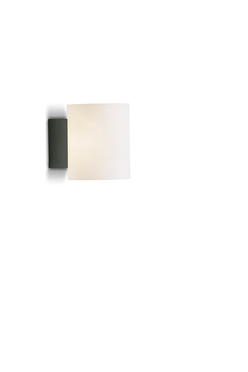 Applique Evoke base en métal avec abat-jour en verre opale au design contemporain par Herstal