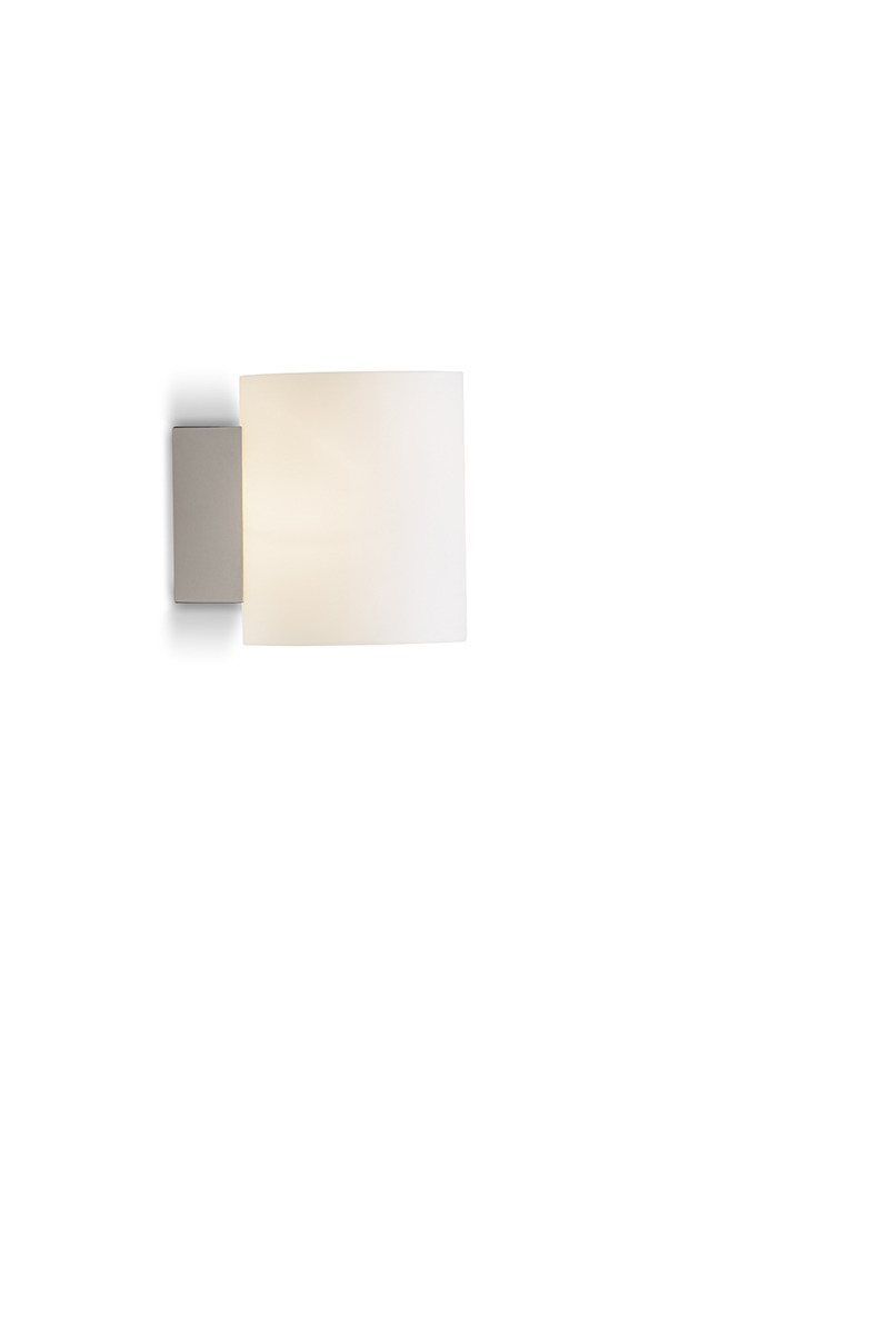 Applique Evoke base en métal avec abat-jour en verre opale au design contemporain par Herstal