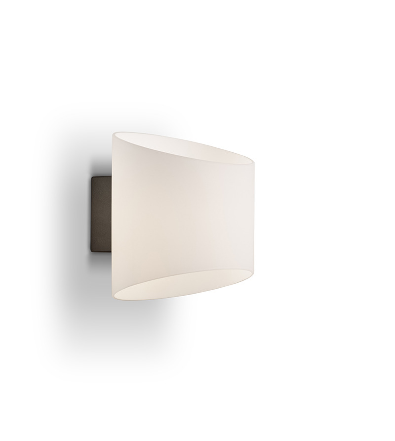 Applique Evoke base en métal avec abat-jour Oval en verre opale au design contemporain par Herstal