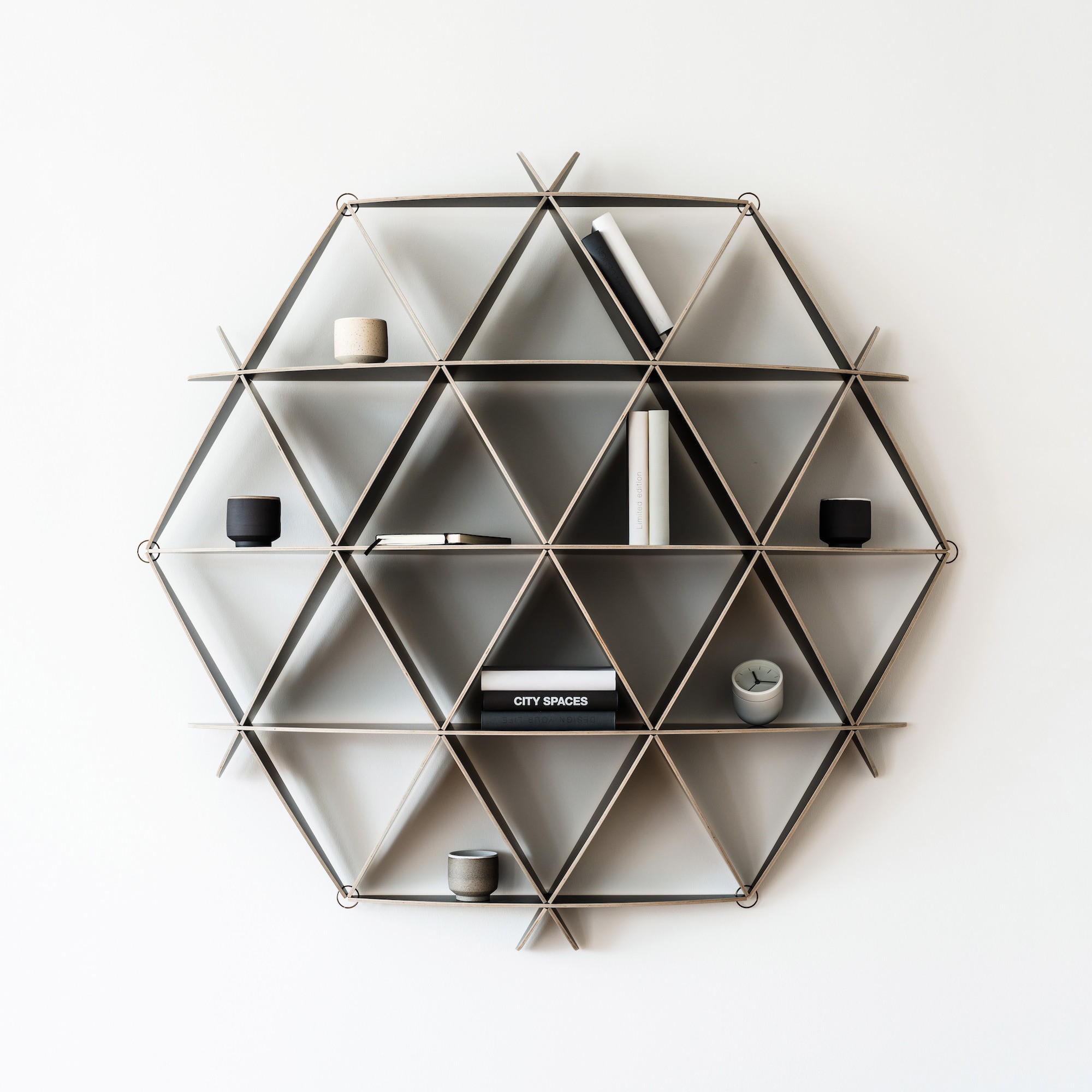 Bibliothèque géométrique Mini Comb par Jaanus Orgusaar