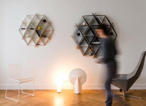 Bibliothèque géométrique Mini Comb par Jaanus Orgusaar