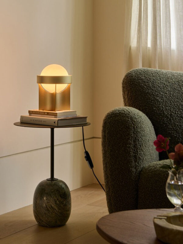 Lampe à poser Loop base en aluminium anodisé avec abat-jour en verre au design contemporain par Studio Tala x Tala