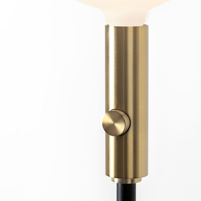 Lampadaire Poise ajustable base en acier avec abat-jour en verre au design contemporain par Studio Tala x Tala