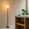 Lampadaire Poise ajustable base en acier avec abat-jour en verre au design contemporain par Studio Tala x Tala