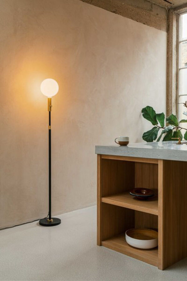 Lampadaire Poise ajustable base en acier avec abat-jour en verre au design contemporain par Studio Tala x Tala
