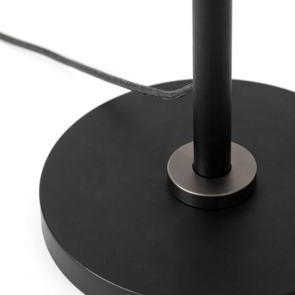 Lampadaire Poise ajustable base en acier avec abat-jour en verre au design contemporain par Studio Tala x Tala