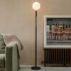 Lampadaire Poise ajustable base en acier avec abat-jour en verre au design contemporain par Studio Tala x Tala