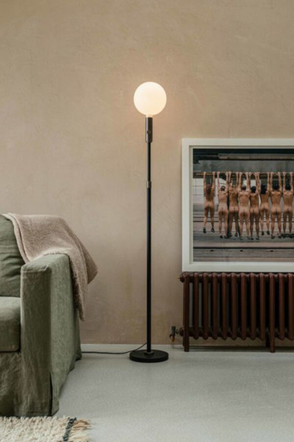 Lampadaire Poise ajustable base en acier avec abat-jour en verre au design contemporain par Studio Tala x Tala