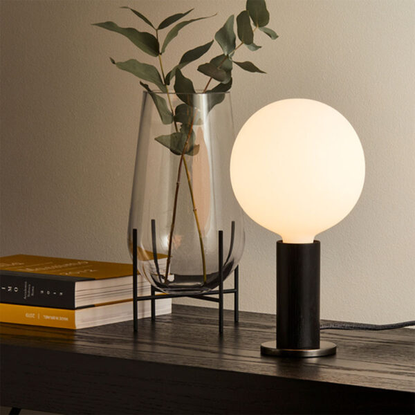 Lampe à poser Knuckle dimmable avec base en acier et corps en bois au design contemporain par Studio Tala x Tala