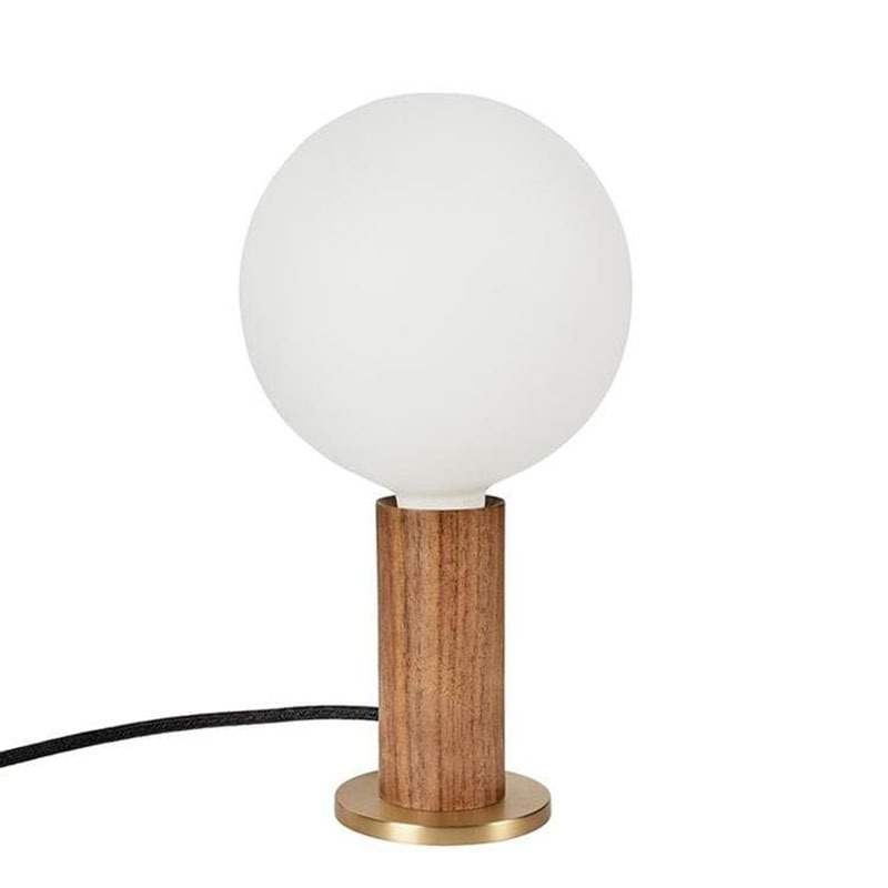 Lampe à poser Knuckle base en acier et corps en bois avec ampoule LED Sphere IV au design contemporain par Studio Tala x Tala