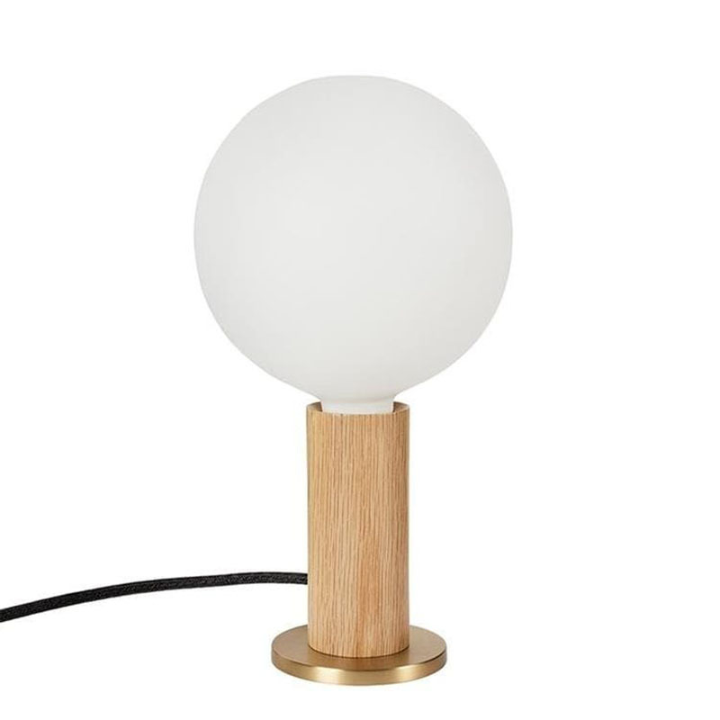 Lampe à poser Knuckle base en acier et corps en bois avec ampoule LED Sphere IV au design contemporain par Studio Tala x Tala