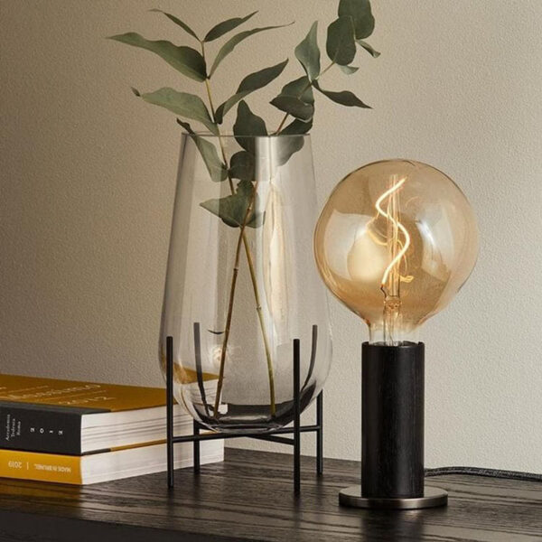 Lampe à poser Knuckle base en acier et corps en bois avec ampoule Voronoi I au design contemporain par Studio Tala x Tala