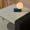 Lampe à poser Alumina base en aluminium avec sphère IV EU de David Weeks au design contemporain x Tala