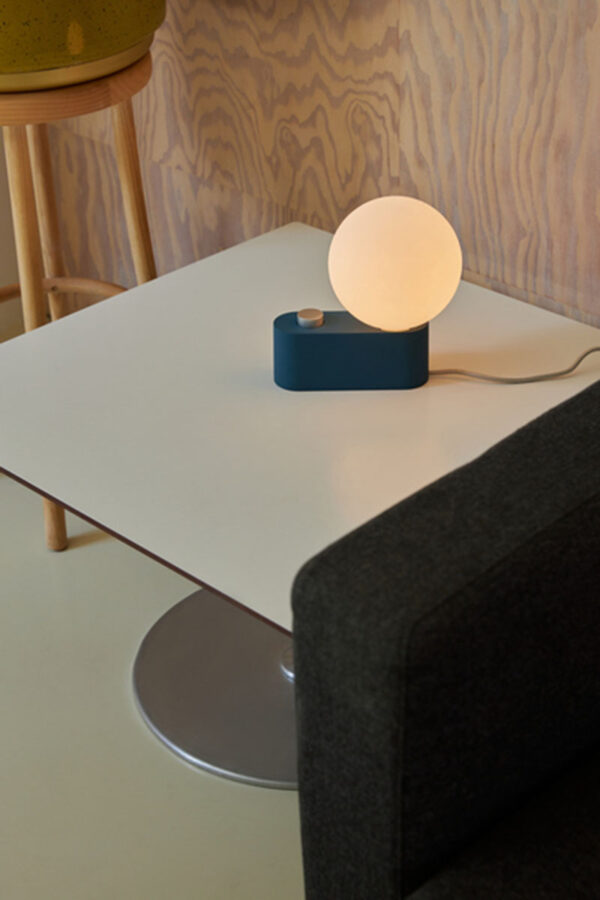 Lampe à poser Alumina base en aluminium avec sphère IV EU de David Weeks au design contemporain x Tala