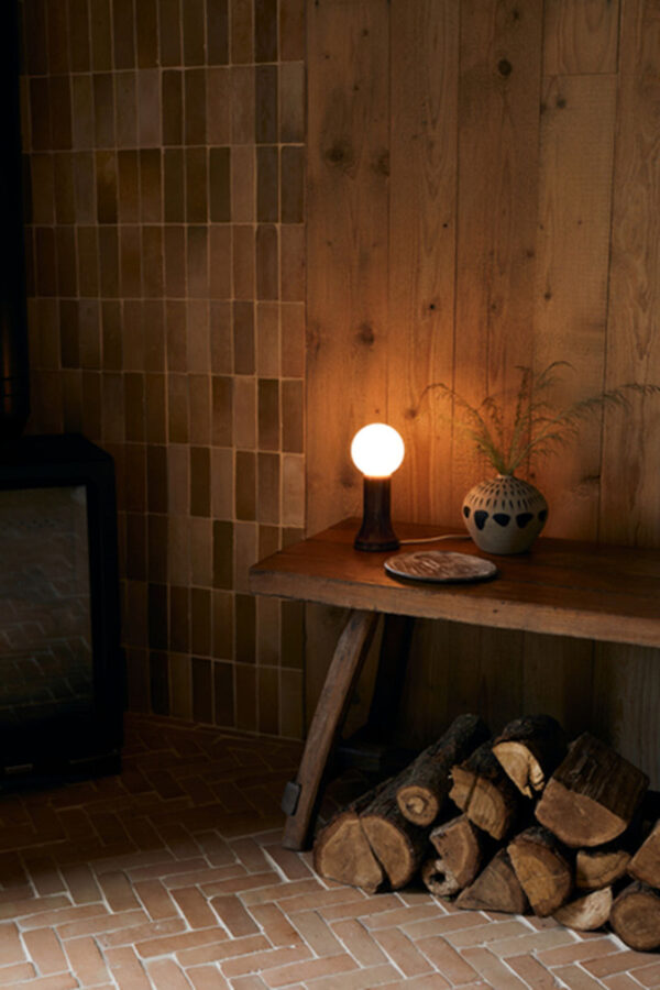 Lampe à poser Shore base en forme de bouteille et abat-jour en verre recyclé au design contemporain x Tala