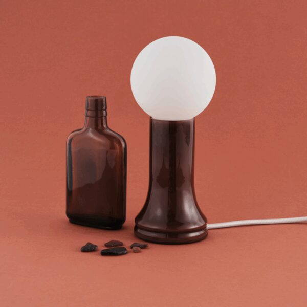 Lampe à poser Shore base en forme de bouteille et abat-jour en verre recyclé au design contemporain x Tala