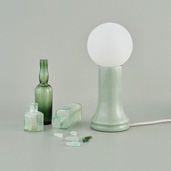 Lampe à poser Shore base en forme de bouteille et abat-jour en verre recyclé au design contemporain x Tala