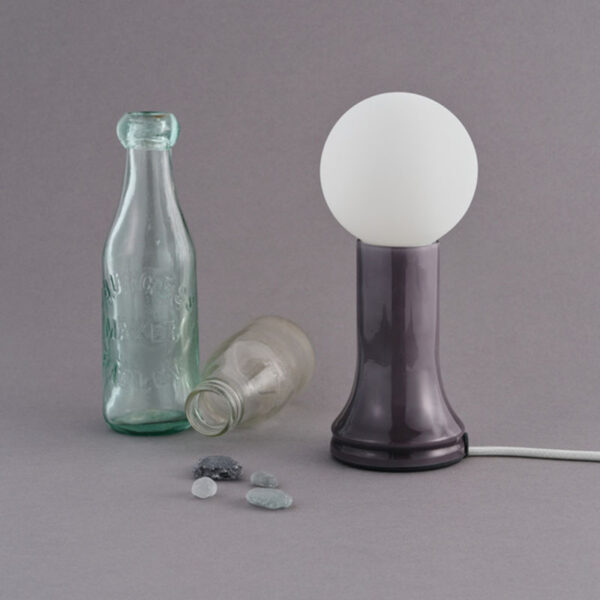 Lampe à poser Shore base en forme de bouteille et abat-jour en verre recyclé au design contemporain x Tala