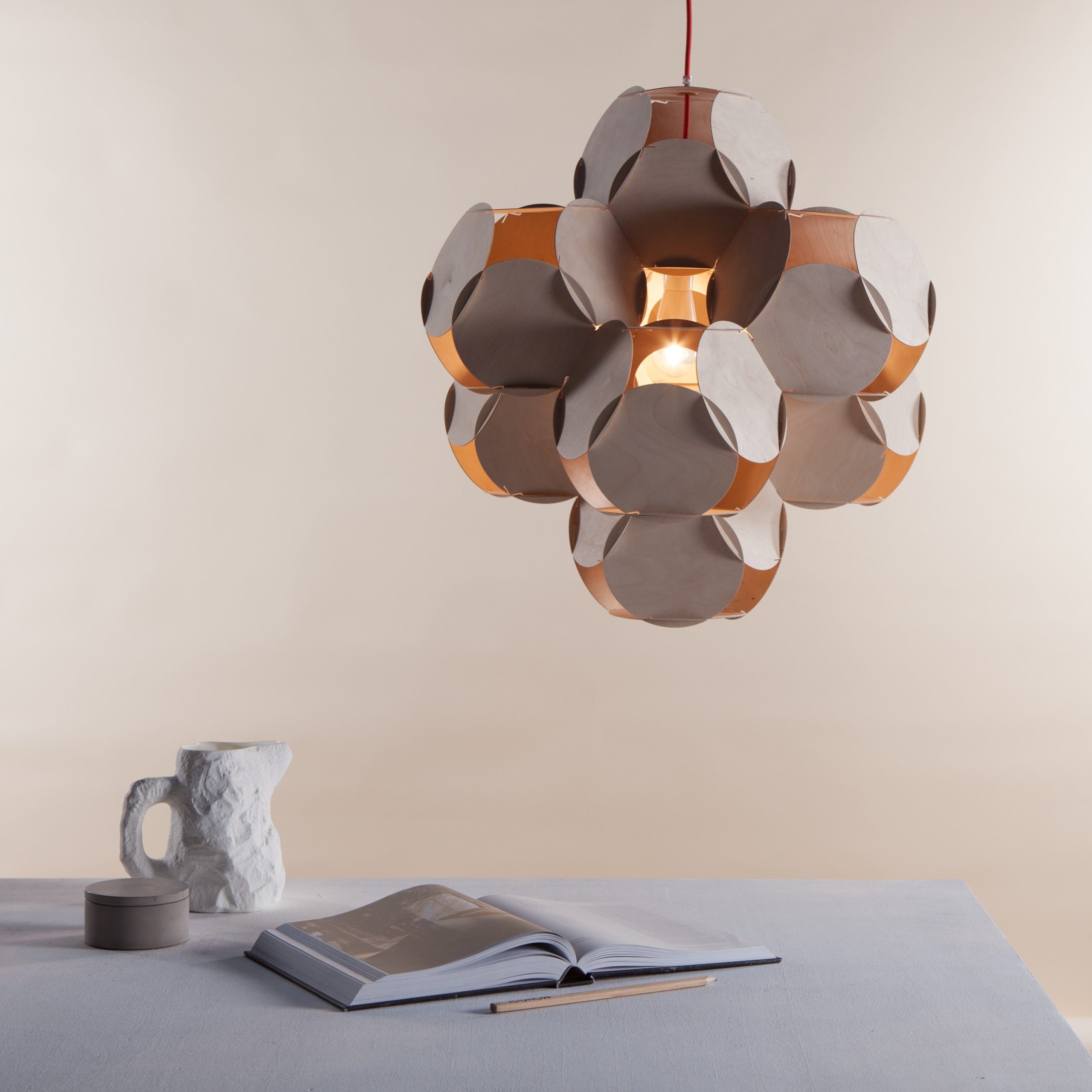 Suspension 8CELLS par Jaanus Orgusaar au design scandinave