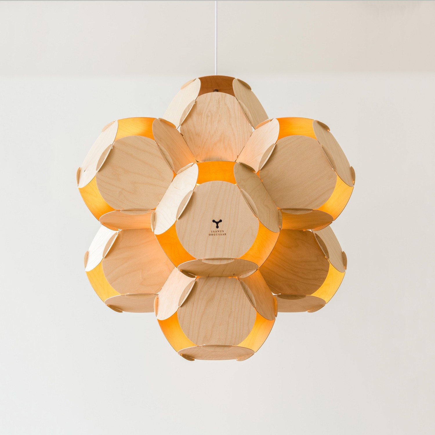 Suspension 8CELLS par Jaanus Orgusaar au design scandinave