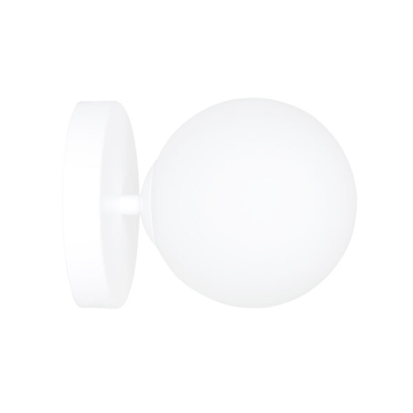 Applique murale Bior base en métal et abat-jour en boule de verre opale au design contemporain par Emibig