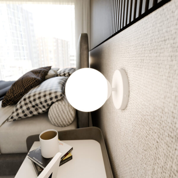 Applique murale Bior base en métal et abat-jour en boule de verre opale au design contemporain par Emibig