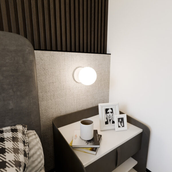 Applique murale Bior base en métal et abat-jour en boule de verre opale au design contemporain par Emibig