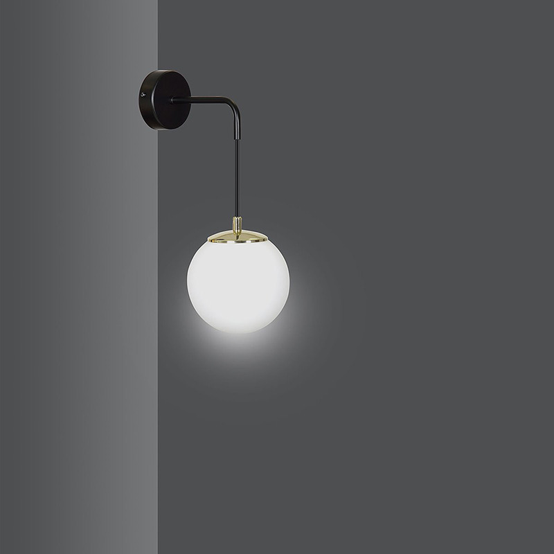 Applique murale Ognis base en métal avec détail or et abat-jour en verre opale au design contemporain par Emibig