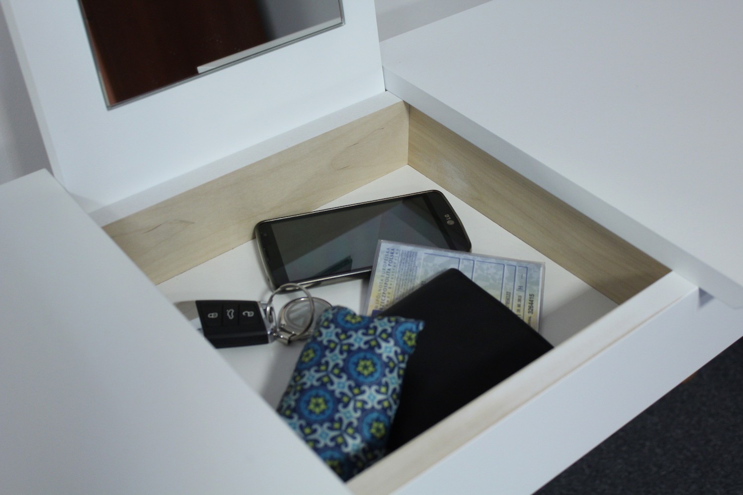 Console meuble design en bois avec miroir Lillo large par Marcin Gładzik