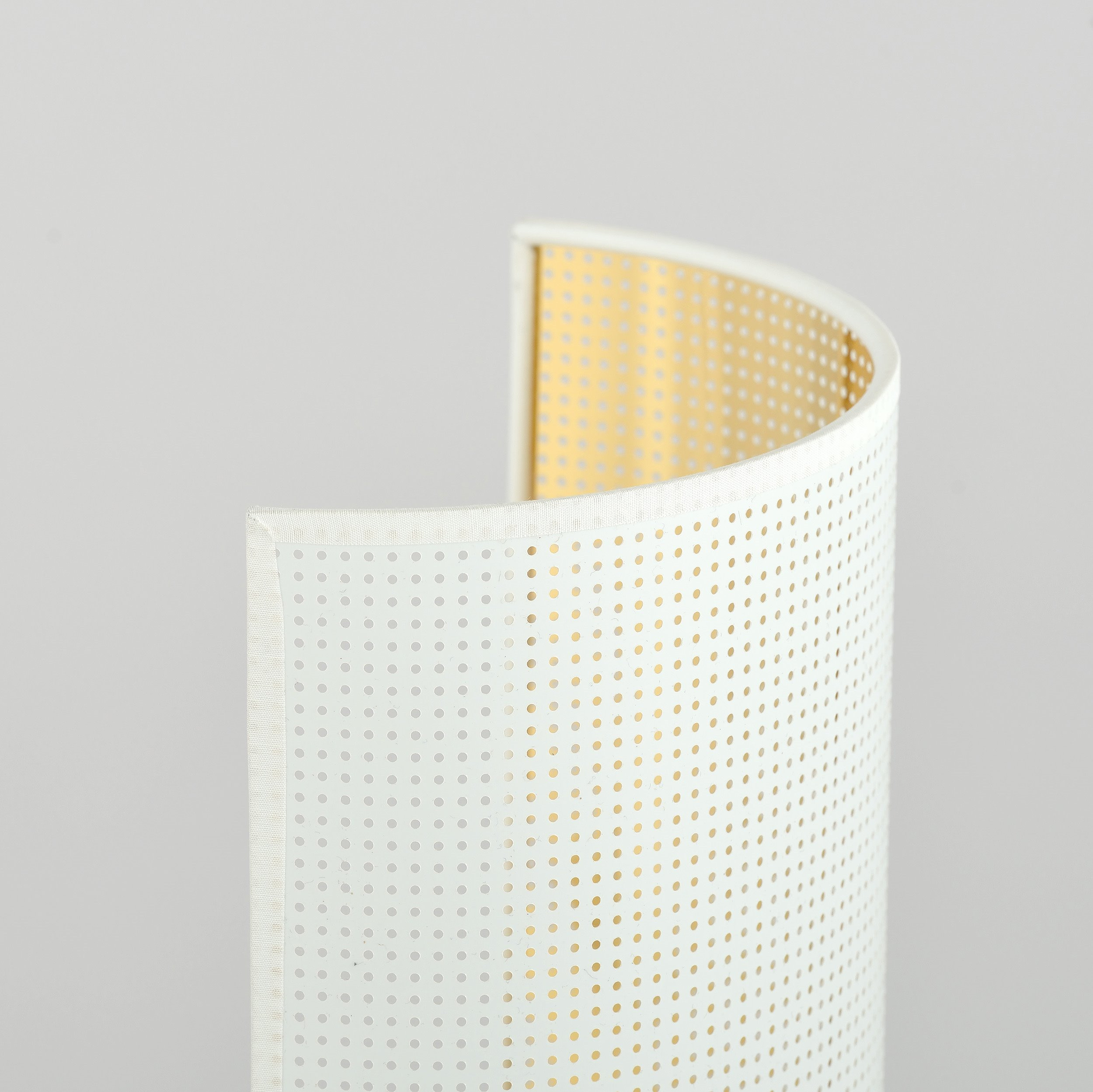Applique murale Aston base en métal avec grand abat-jour au design contemporain par Emibig