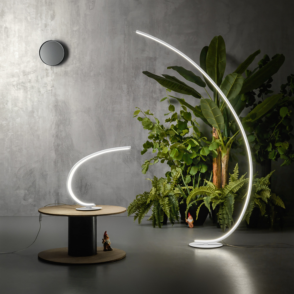 Lampe à poser Iole base en aluminium avec diffuseur en silicone au design contemporain Gea Luce