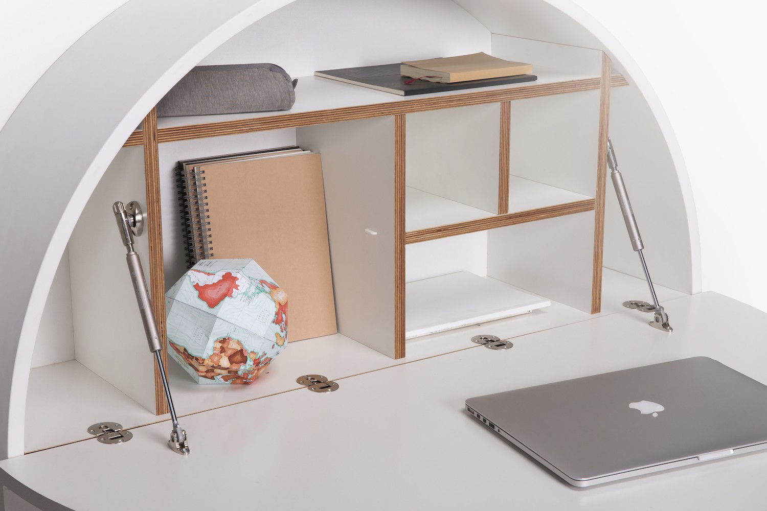 Bureau mural Pill bleu en bois par Inesa Malafej au design scandinave