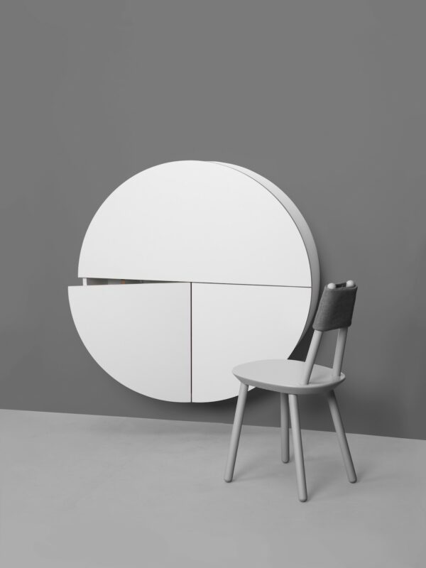 Bureau mural Pill bleu en bois par Inesa Malafej au design scandinave