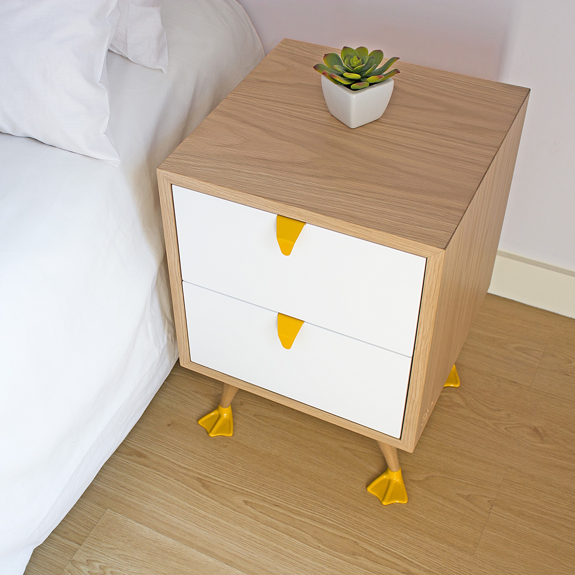 Table de chevet Tio par Filipa Mendes & Gustavo Macedo
