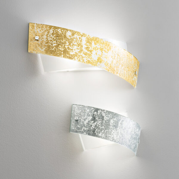 Applique murale Camilla structure en métal avec diffuseur en verre coloré au design contemporain par Gea Luce