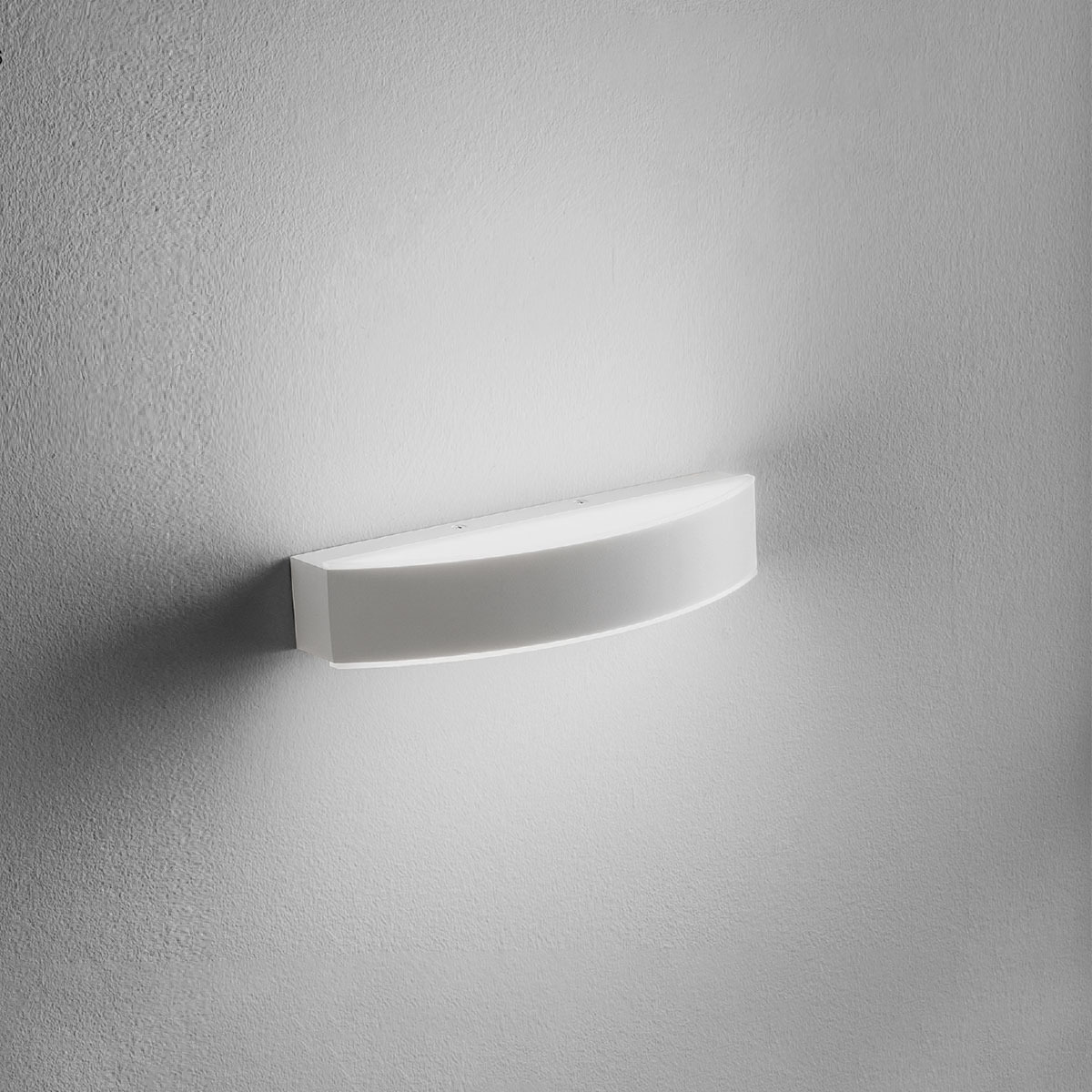 Applique murale Gap 500C en aluminium avec diffuseur en acrylique blanc au design contemporain par Gea Luce
