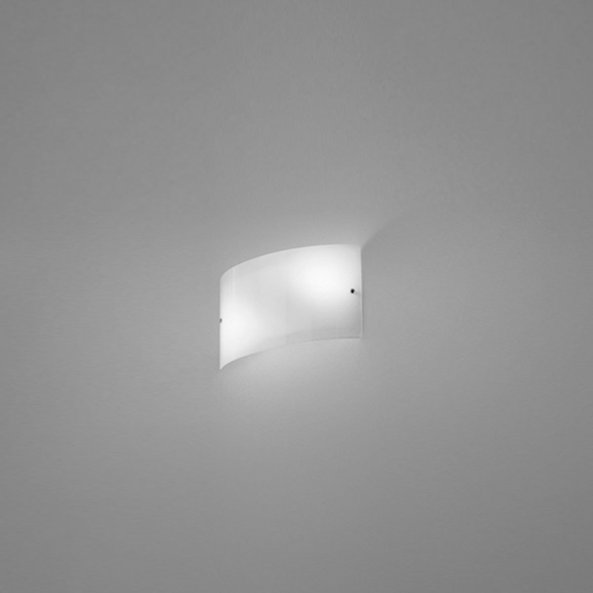 Applique murale Michela en métal avec détails chromés et diffuseur en verre coloré blanc au design contemporain par Gea Luce