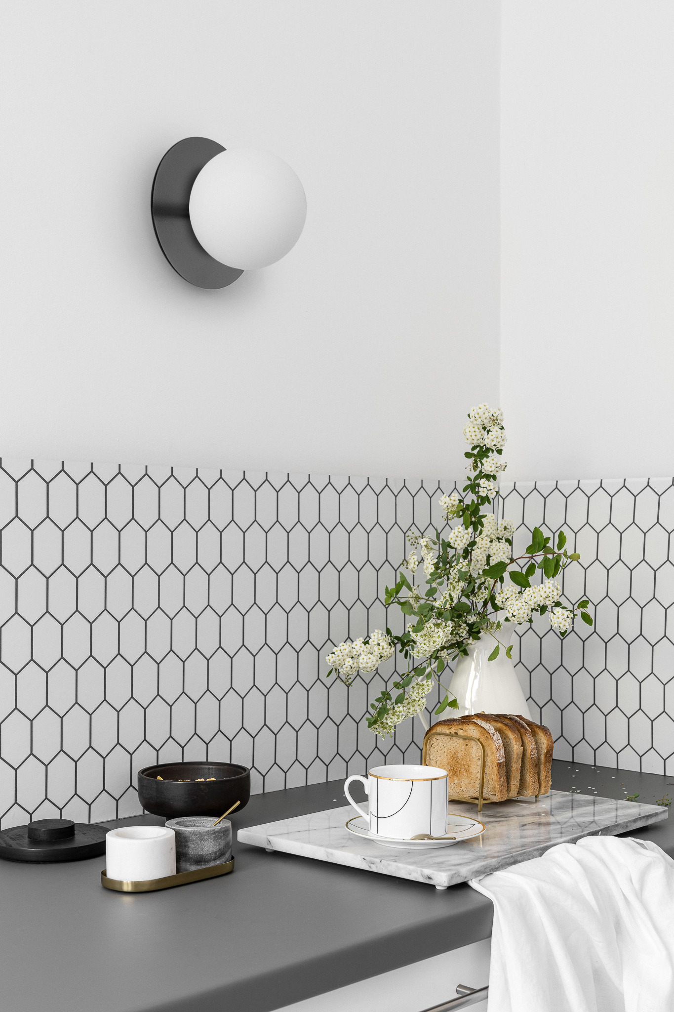 Applique murale Borra cadre en métal avec diffuseur en verre blanc opale au design contemporain par Ummo lighting