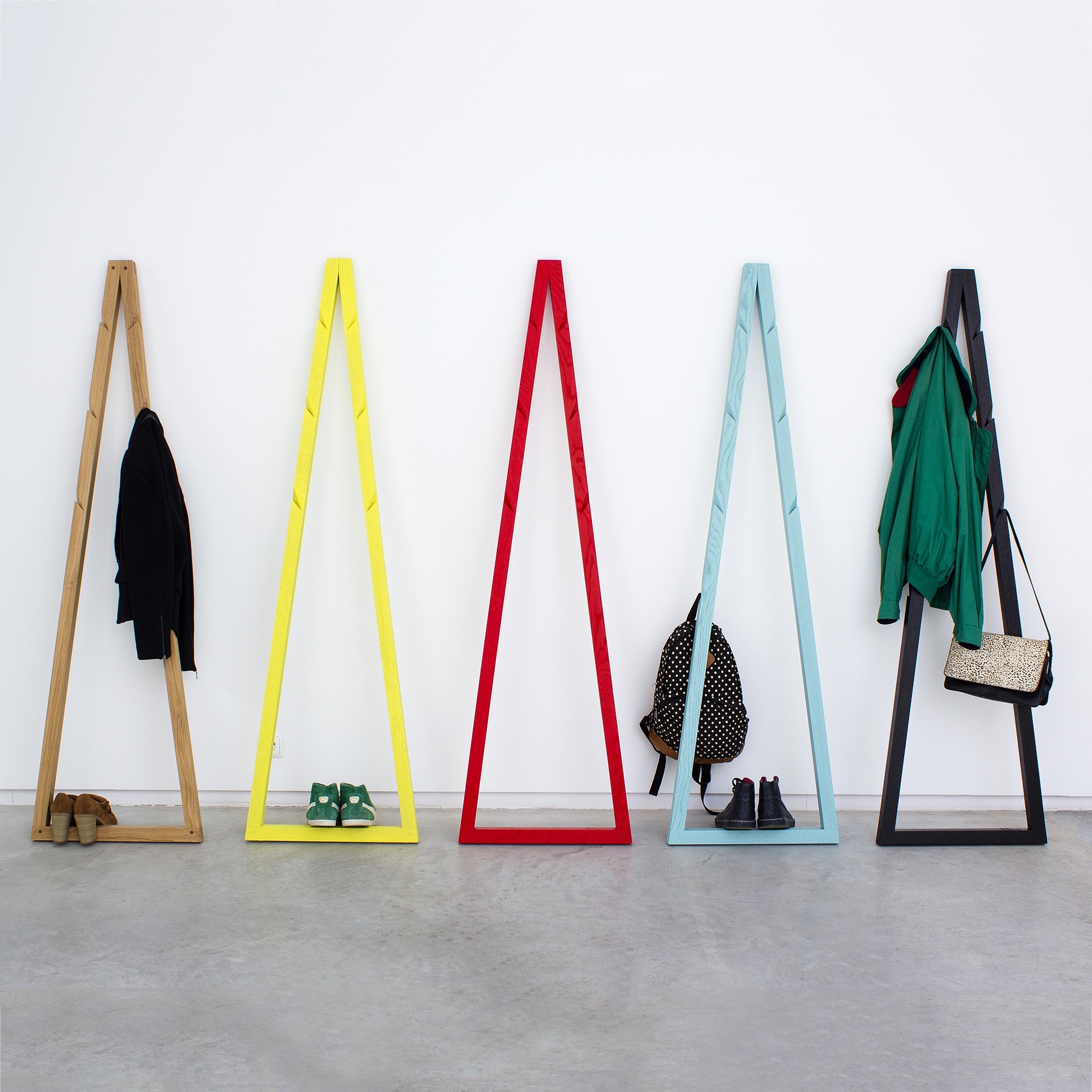Porte-manteau minimaliste en bois de chêne Pendura par Filipa Mendes & Gustavo Macedo