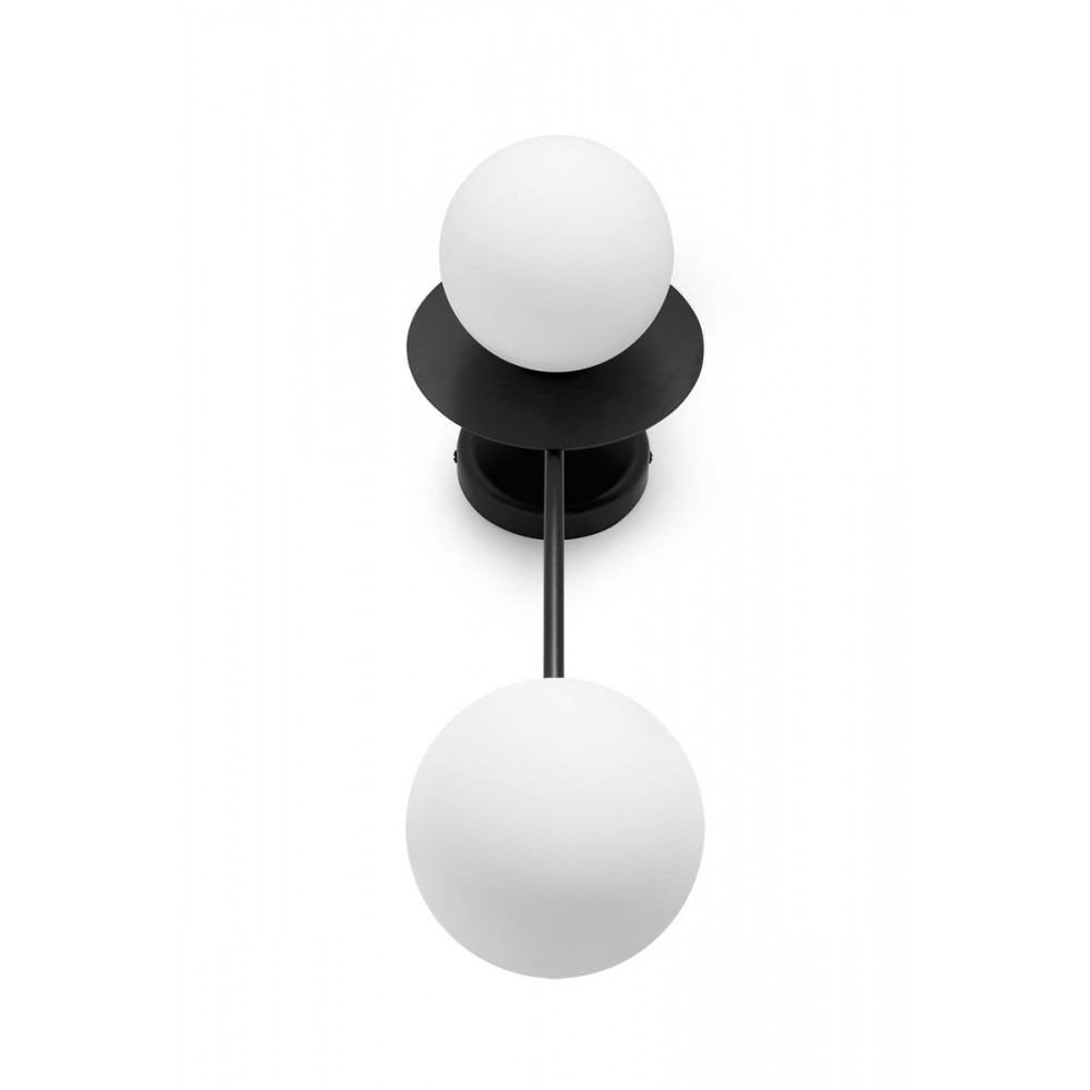 Applique murale Furiko base en métal avec abat-jour en verre blanc au design contemporain par Ummo lighting